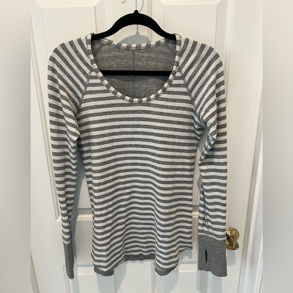 Reversible Lululemon soft cotton top. Size 6. Excellent condition.